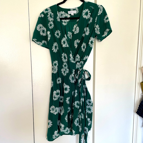 Amour Vert Dresses & Skirts - Amour Vert Green Floral Dress